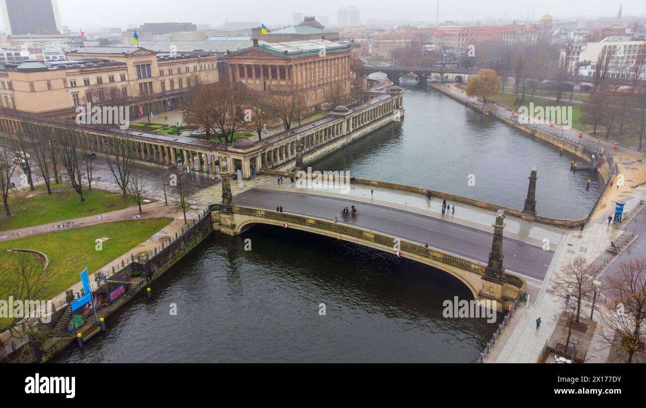 Vista mozzafiato del drone sul ponte pedonale Friedrichsbrucke (ponte) sul fiume Sprea in lontananza - Hackescher Markt, ponte S-Bahn sul fiume. Persone in lontananza W. Foto Stock