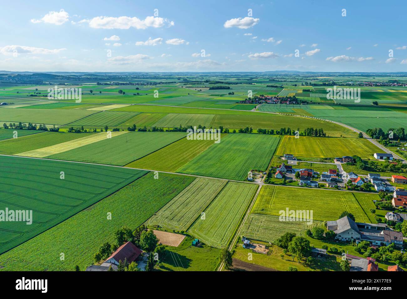 Die Gemeinde Mönchsdeggingen am Rieskrater von oben Ausblick auf das Nördlinger Ries rund um Mönchsdeggingen in No Mönchsdeggingen Bayern Deutschland Foto Stock
