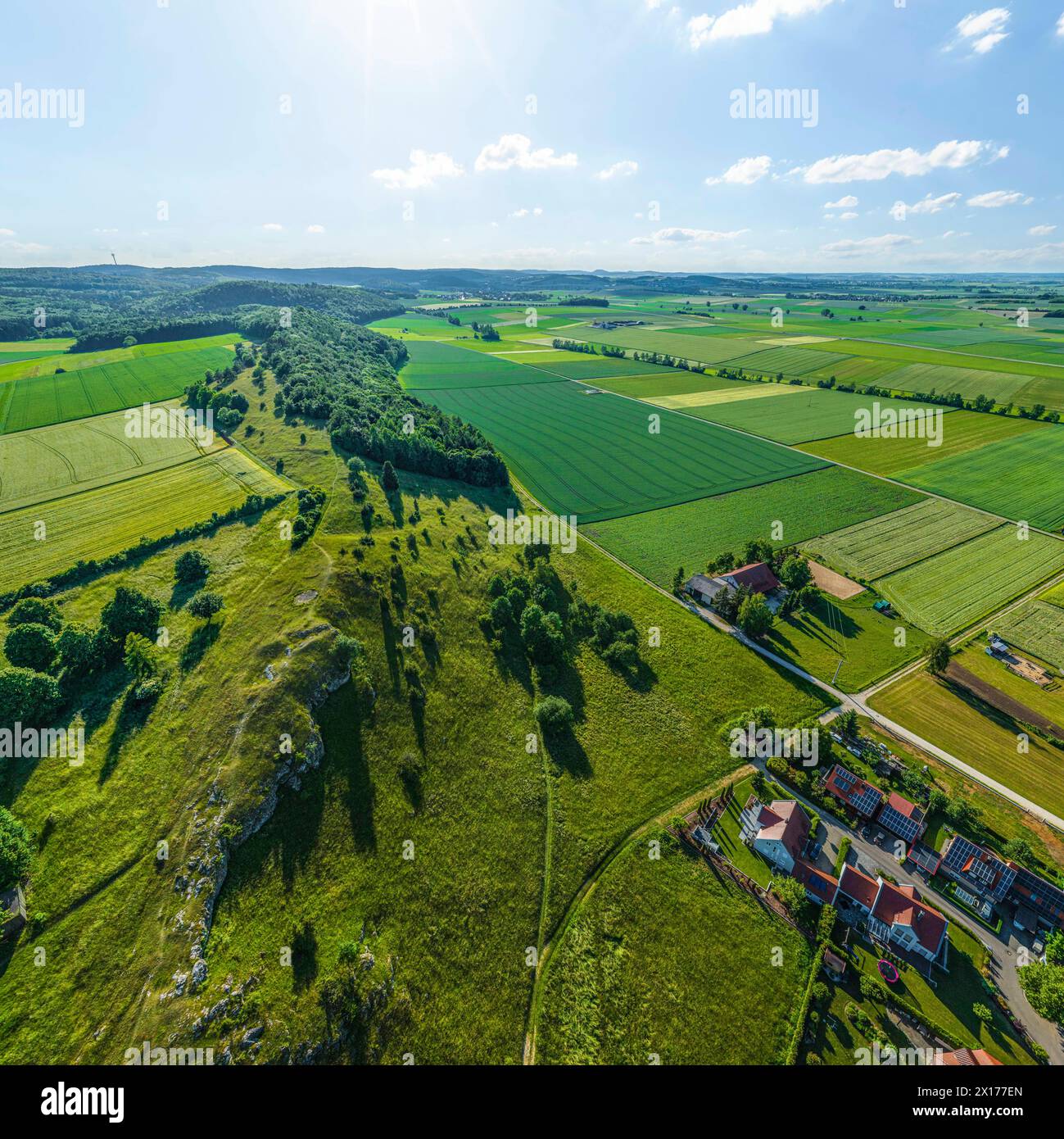 Die Gemeinde Mönchsdeggingen am Rieskrater von oben Ausblick auf das Nördlinger Ries rund um Mönchsdeggingen in No Mönchsdeggingen Bayern Deutschland Foto Stock