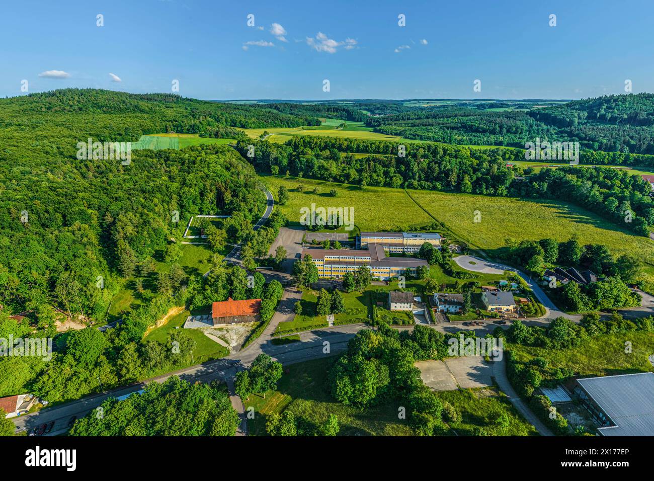 Die Gemeinde Mönchsdeggingen am Rieskrater von oben Ausblick auf das Nördlinger Ries rund um Mönchsdeggingen in No Mönchsdeggingen Bayern Deutschland Foto Stock