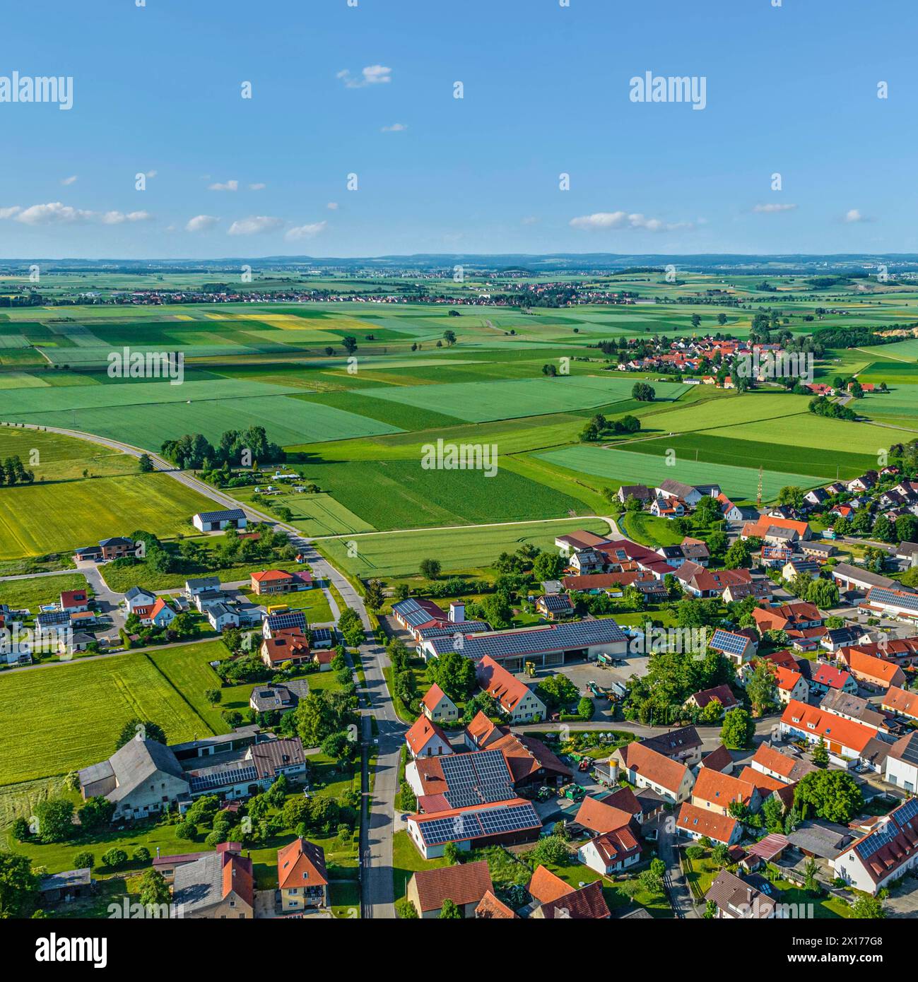 Die Gemeinde Mönchsdeggingen am Rieskrater von oben Ausblick auf das Nördlinger Ries rund um Mönchsdeggingen in No Mönchsdeggingen Bayern Deutschland Foto Stock