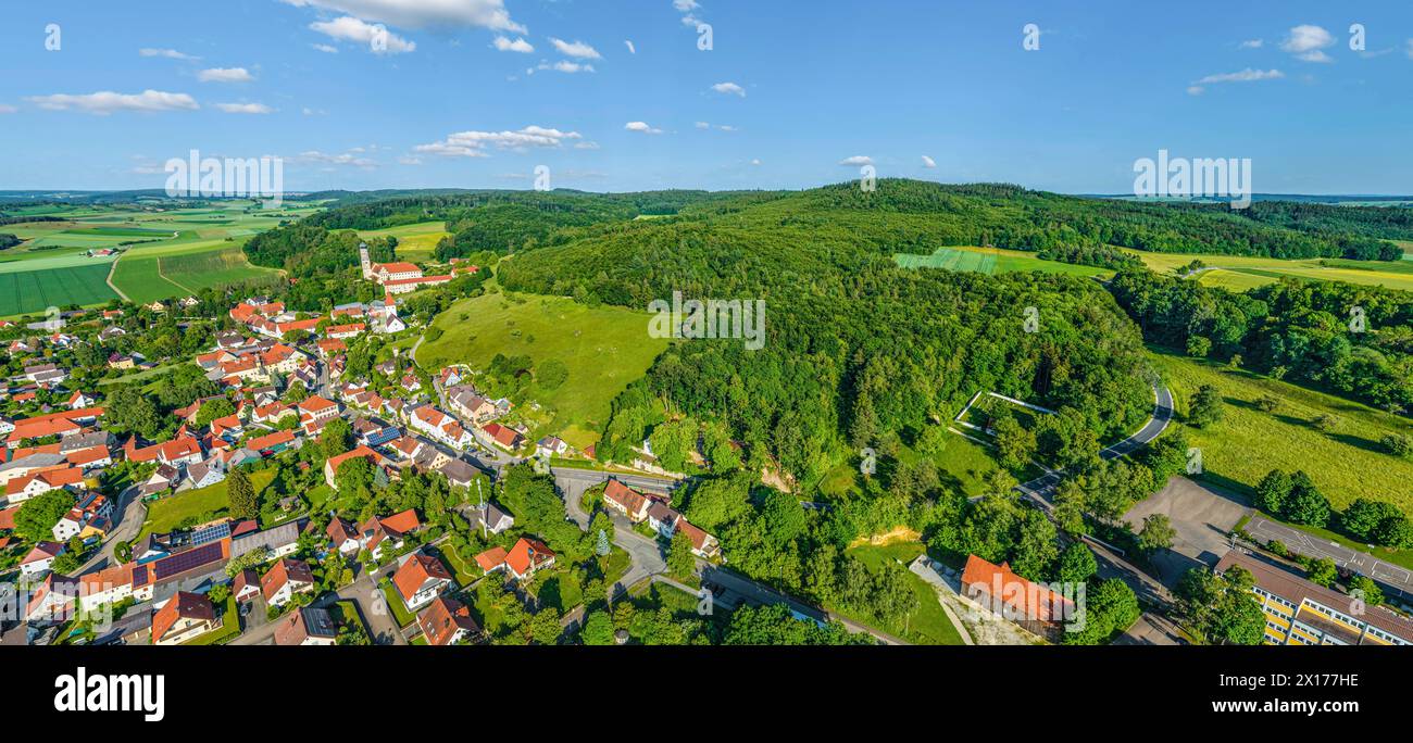 Die Gemeinde Mönchsdeggingen am Rieskrater von oben Ausblick auf das Nördlinger Ries rund um Mönchsdeggingen in No Mönchsdeggingen Bayern Deutschland Foto Stock