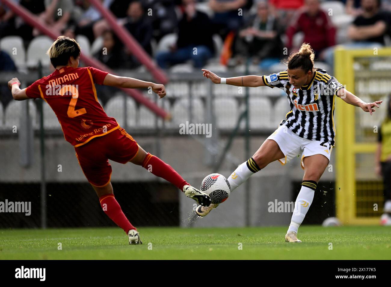 Roma, Italia. 15 aprile 2024. Moeka Minami dell'AS Roma e Arianna Caruso della Juventus FC competono per il pallone durante la partita di calcio femminile di serie A 2023/2024 tra AS Roma e Juventus FC allo stadio tre Fontane di Roma (Italia), 15 aprile 2024. Crediti: Insidefoto di andrea staccioli/Alamy Live News Foto Stock