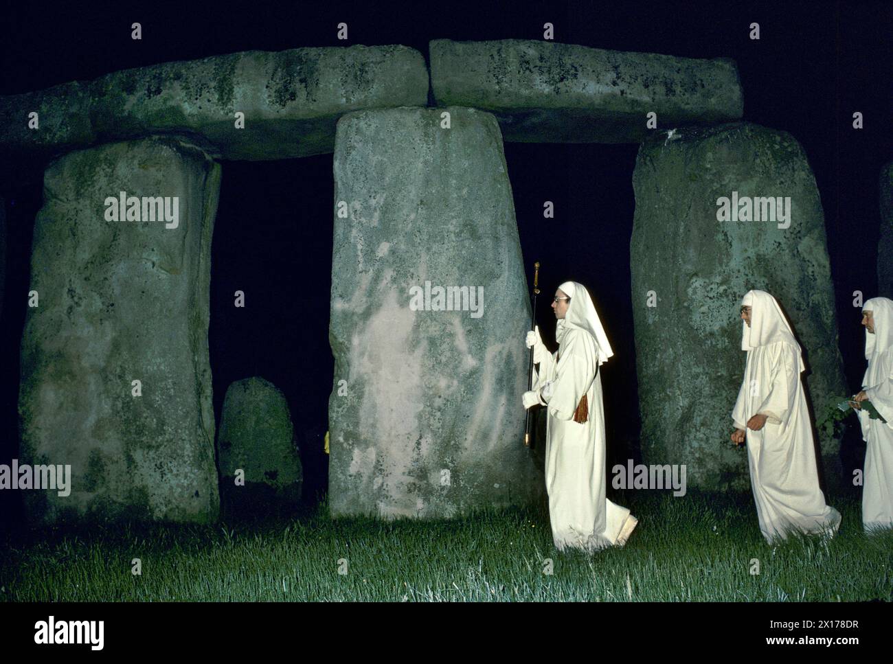 I druidi si riuniscono a Stonehenge, un antico monumento preistorico pagano per il solstizio d'estate. Si riuniscono la sera prima. Il culto pagano e i riti religiosi vengono eseguiti per tutta la notte fino all'alba e all'alba sopra le pietre del tallone. Salisbury Plain. Wiltshire, Inghilterra. Intorno agli anni '1975 1970 del Regno Unito HOMER SYKES Foto Stock