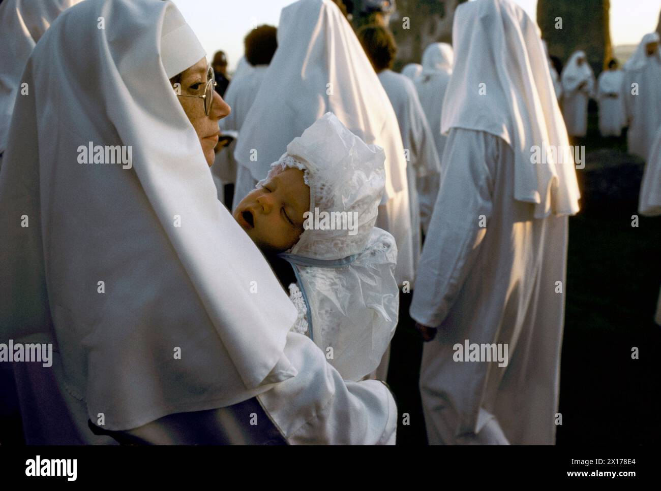 La madre Druida e il suo bambino in braccio, al solstizio d'estate del 21 giugno, una festa druida e celebrazione. Vengono eseguiti sacri rituali pagani . Salisbury Plain. Wiltshire Inghilterra anni '1975 1970 UK HOMER SYKES Foto Stock