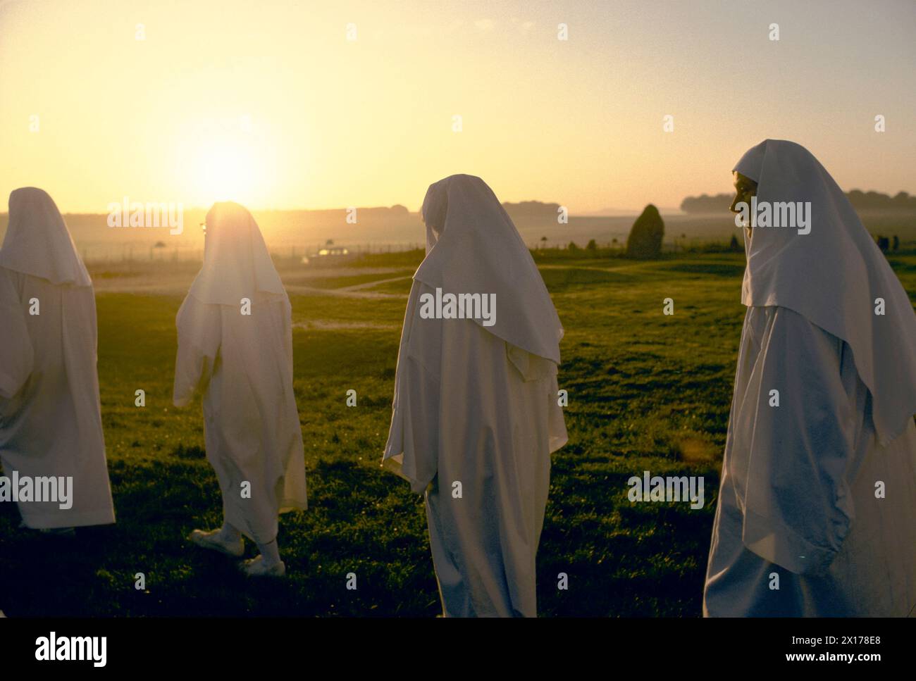 Solstizio d'estate 21 giugno 1970s Regno Unito. I druidi dell'ordine Druido si riuniscono a Stonehenge, un antico monumento preistorico. Si svolgono rituali druidici di culto pagano. Salisbury Plain. Wiltshire, Inghilterra. Circa 1975 HOMER SYKES Foto Stock