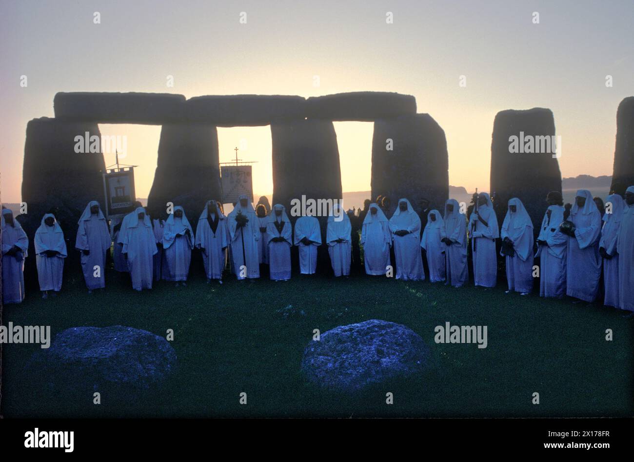 Dawn Stonehenge, membri dell'ordine Druido. I Druidi celebrano il solstizio d'estate a Stonehenge Wiltshire il 21 giugno 1970 Formano un cerchio all'interno del monumento preistorico henge e eseguono riti e riti tradizionali. Salisbury Plain. Inghilterra. Circa 1975 HOMER SYKES Foto Stock