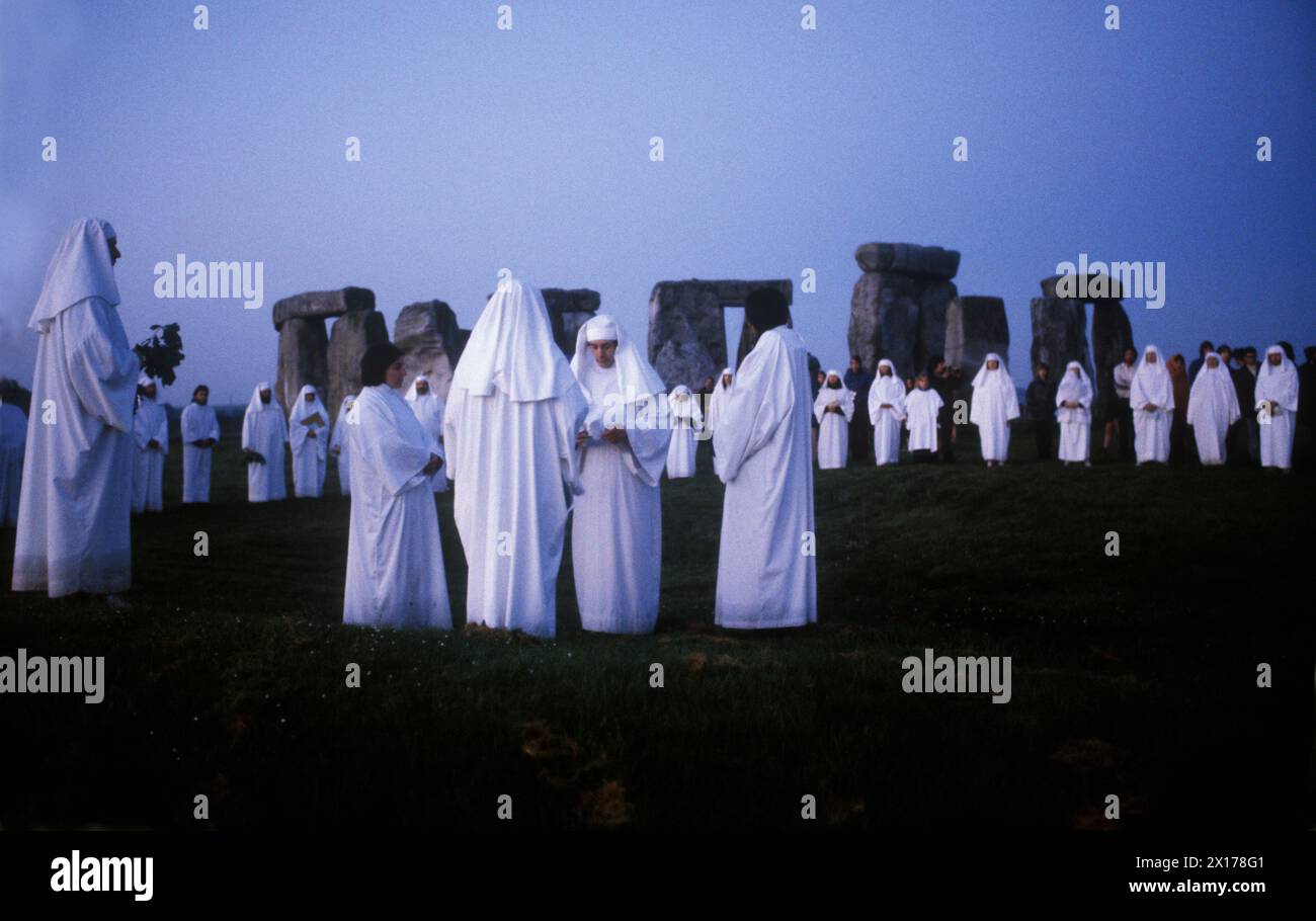 Druidi Stonehenge. Solstizio d'estate 21 giugno 1970s Regno Unito. I membri dell'ordine Druido si riuniscono a Stonehenge, un antico monumento preistorico. Si riuniscono la notte prima e eseguono rituali pagani druidici per tutta la notte. Salisbury Plain. Wiltshire, Inghilterra. Circa 1975 HOMER SYKES Foto Stock