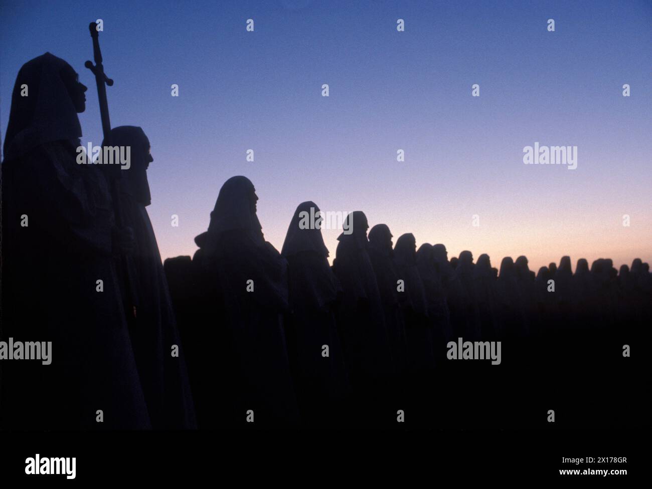 Solstizio d'estate 21 giugno 1970s Regno Unito. I membri dell'ordine Druido si riuniscono a Stonehenge, un antico monumento preistorico. Arrivano la notte prima e eseguono rituali pagani druidici per tutta la notte. Salisbury Plain. Wiltshire, Inghilterra. Circa 1975 HOMER SYKES Foto Stock