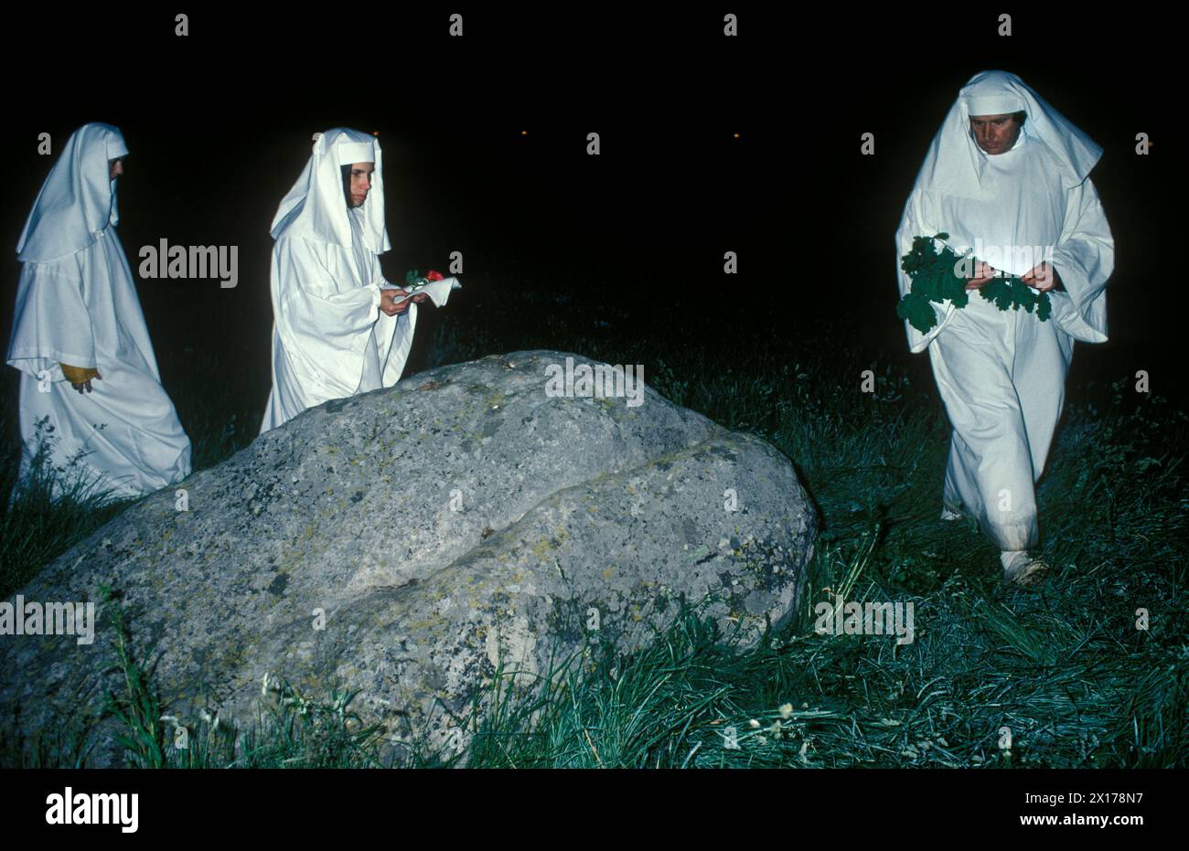 Membri dell'ordine Druido. I Druidi celebrano il solstizio d'estate a Stonehenge Wiltshire dal 21 giugno fino alla notte. Vengono eseguiti riti e riti sacri tradizionali. William Roach, alias Ken Barlow, un attore di Coronation Street. r) tenendo un piccolo ramo verde. Anni '1970 Regno Unito. Intorno al 1975. Salisbury Plain, Inghilterra, HOMER SYKES Foto Stock