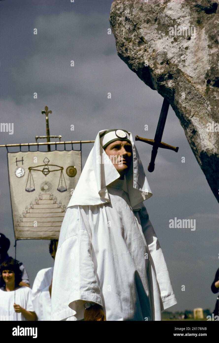 Celebrazione Druide, celebrano il solstizio d'estate a Stonehenge Wiltshire 21 giugno alba alba. Salisbury Plain, Inghilterra. 1970 circa 1975 HOMER SYKES Foto Stock