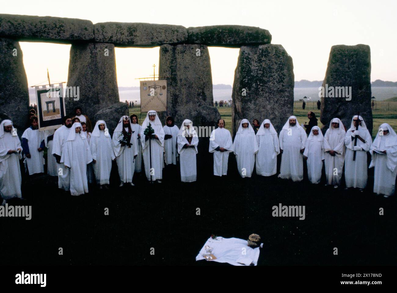 Celebrazione Druidi al solstizio d'estate a Stonehenge Wiltshire 21 giugno 1970 Membri dell'ordine Druido all'alba formano un cerchio all'interno del monumento preistorico henge e eseguono rituali e riti tradizionali intorno al 1975 nel Regno Unito, nella piana di Salisbury, in Inghilterra HOMER SYKES Foto Stock