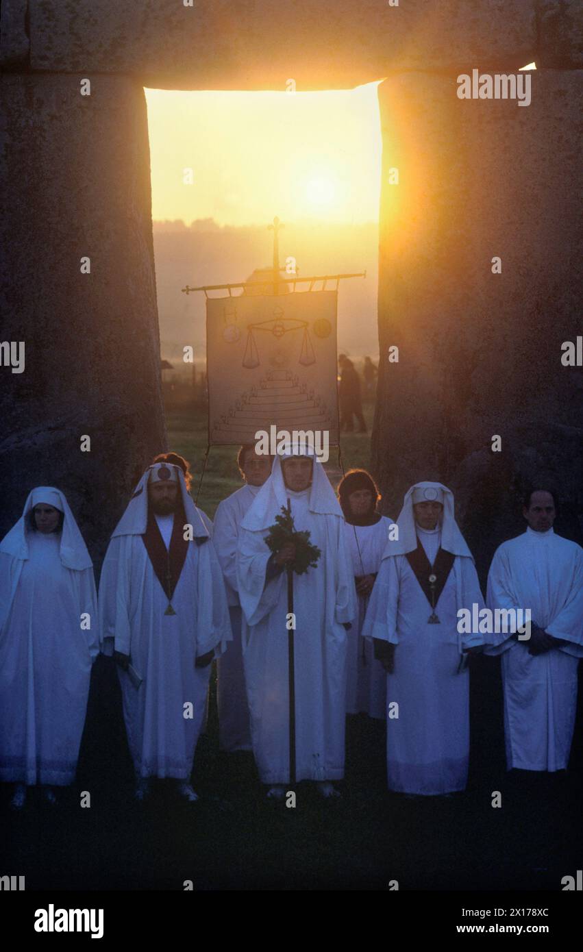 Membri dell'ordine Druido alla celebrazione del solstizio d'estate nel Regno Unito. Druido celebra l'alba del sole al solstizio d'estate del 21 giugno. Alba, l'alba sulla pietra del tallone. 1970s 1975 Salisbury Plain, Inghilterra HOMER SYKES Foto Stock