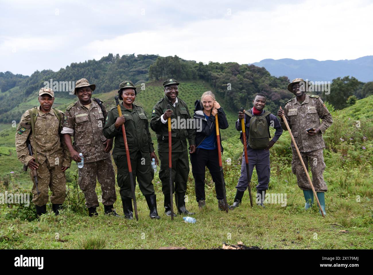 In un momento emozionante catturato per i posteri, un gruppo eterogeneo di individui, tra cui un turista felice e diversi esultanti lavoratori Bwindi, po Foto Stock