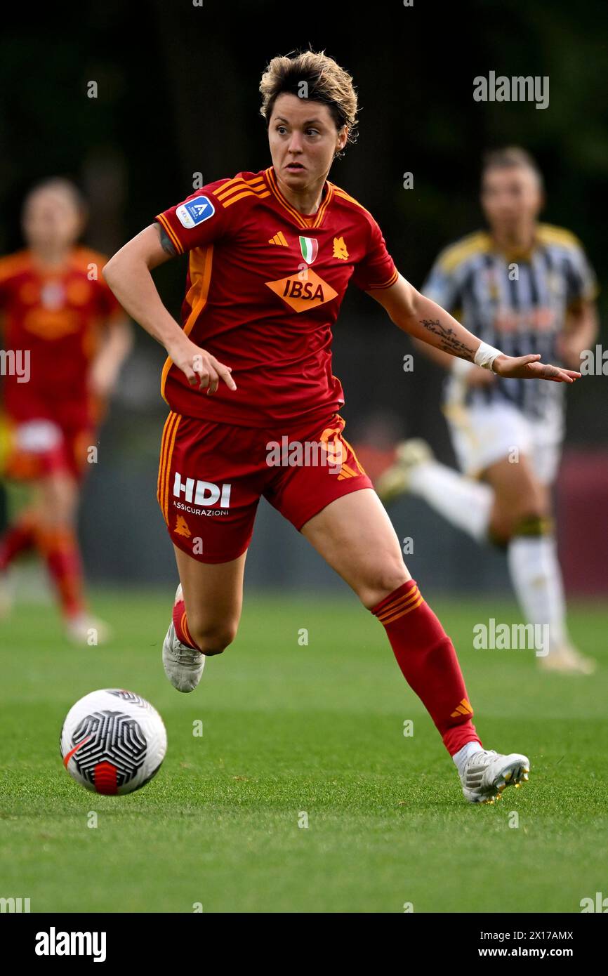 Roma, Italia. 15 aprile 2024. Valentina Giacinti di AS Roma in azione durante la partita di calcio femminile di serie A 2023/2024 tra AS Roma e Juventus FC allo stadio tre Fontane, Roma (Italia), 15 aprile 2024. Crediti: Insidefoto di andrea staccioli/Alamy Live News Foto Stock