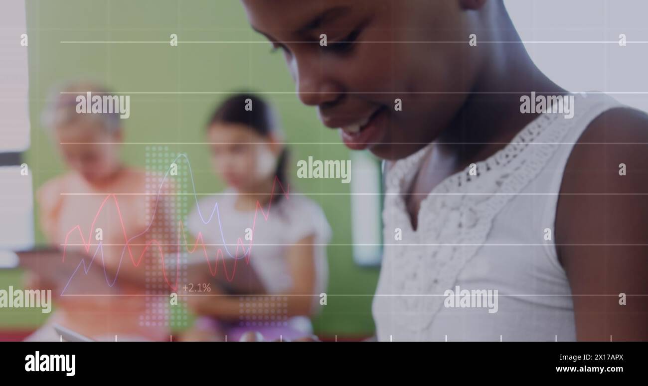 Immagine dell'elaborazione dei dati e dei numeri su diversi bambini delle scuole che utilizzano tablet Foto Stock