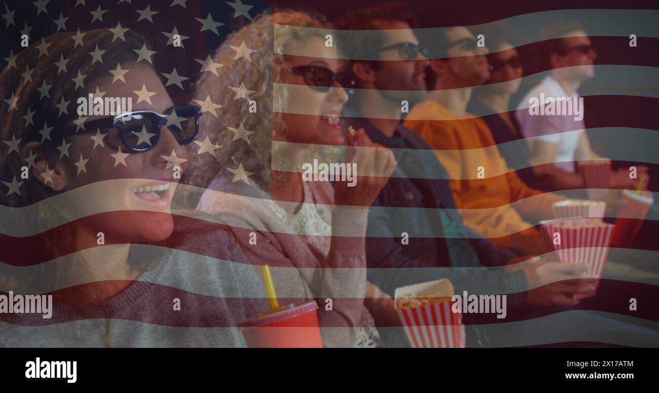 Immagine della bandiera degli stati uniti su persone caucasiche felici con pop corn che guardano film al cinema Foto Stock
