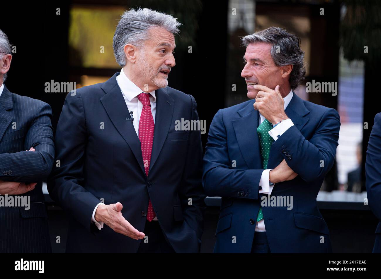 Madrid, Spagna. 15 aprile 2024. Alberto Granados (L), presidente di Microsoft, e Federico Linares, presidente di EY (R) visti al giorno di inaugurazione della 4a edizione di Wake Up, Spain!, un Forum economico organizzato dal quotidiano El Espanol presso la Casa de America di Madrid. Credito: SOPA Images Limited/Alamy Live News Foto Stock