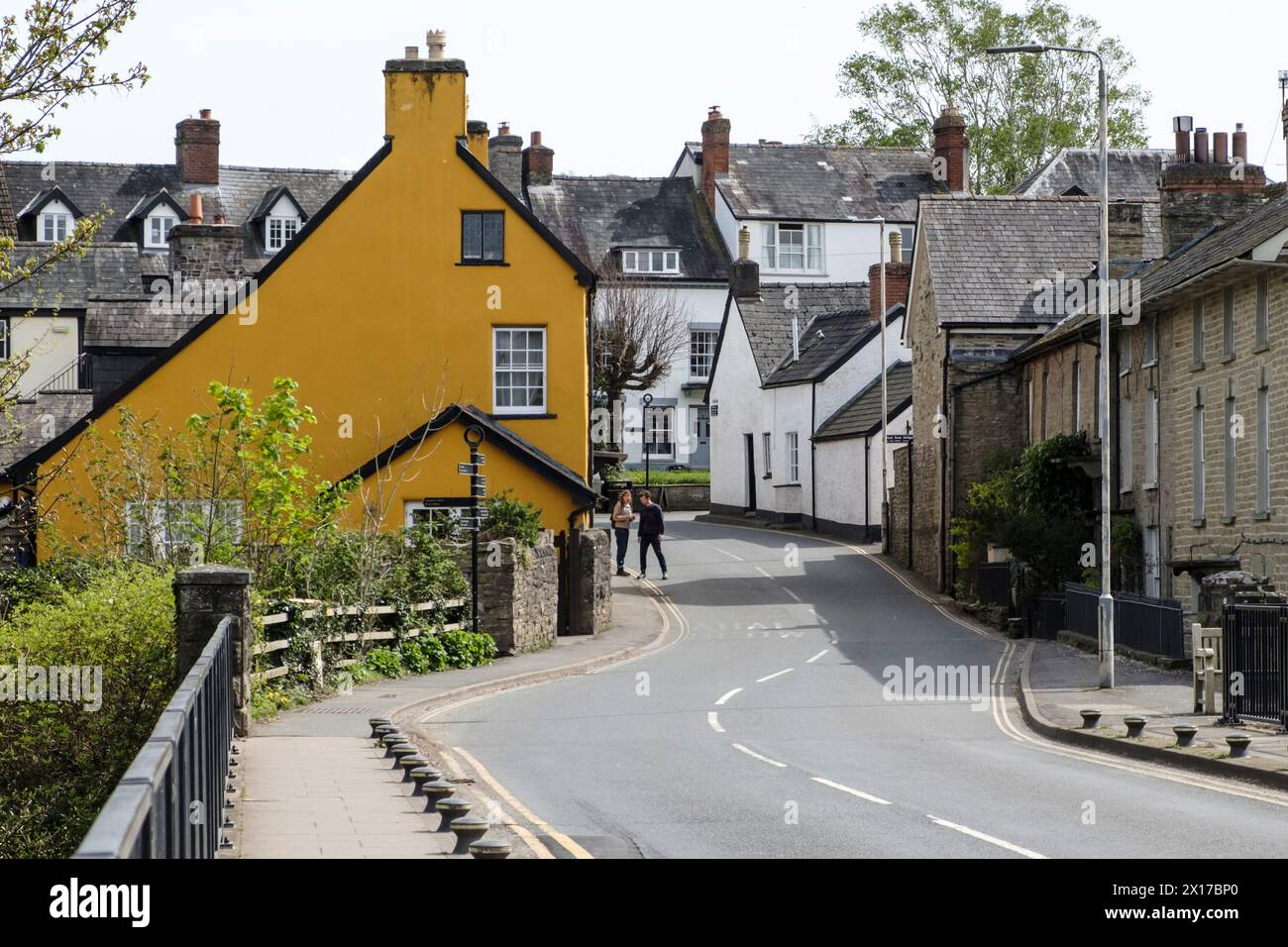 Hay-on-Wye una città di libri a Powys, Galles, Regno Unito. Visita la città dal ponte sul fiume Wye Foto Stock