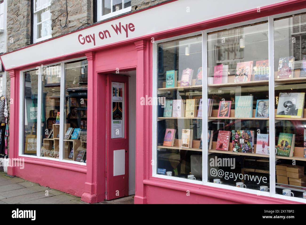 Hay-on-Wye una città di libri a Powys Galles Regno Unito Gay on wye negozio di libri LGBT. Foto Stock