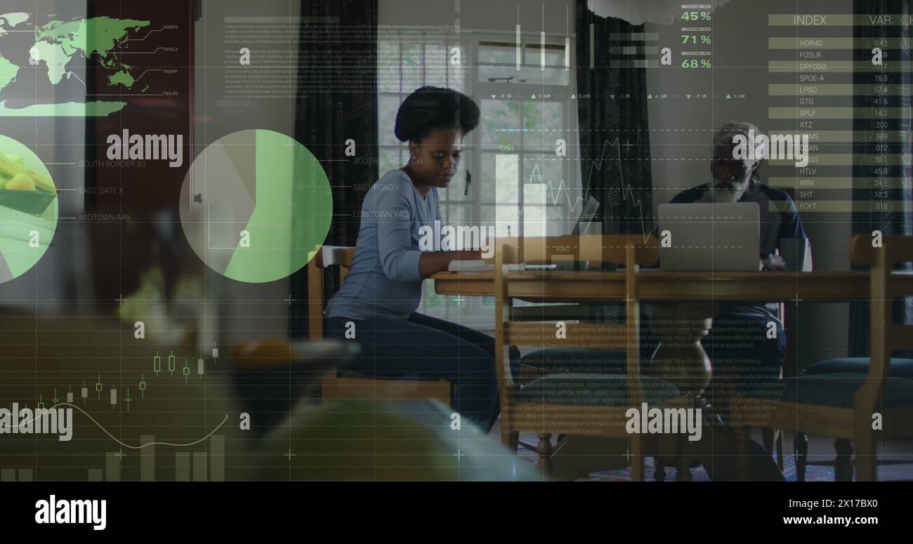 Immagine dell'elaborazione dei dati finanziari su padre e figlia adulta afroamericani che utilizzano laptop Foto Stock