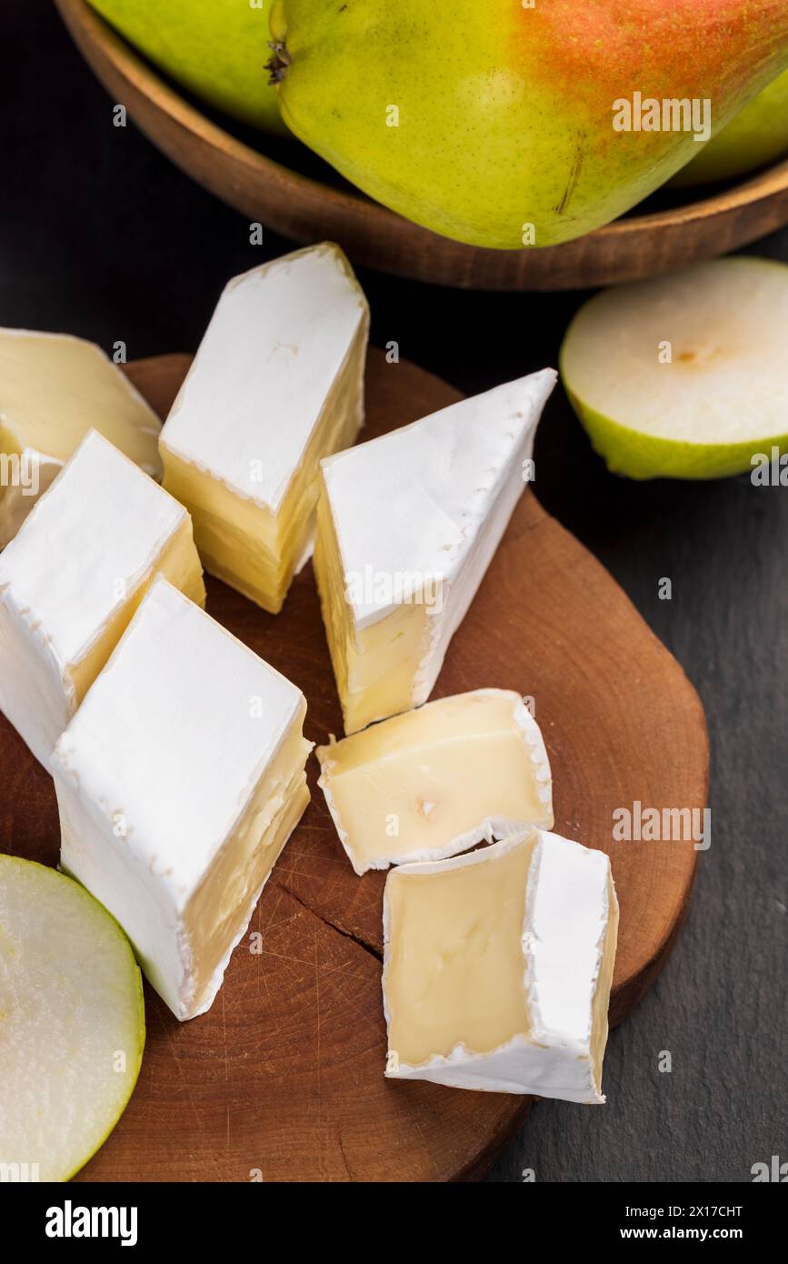 formaggio cremoso morbido con muffa bianca e formaggio fuso ammuffito Foto Stock