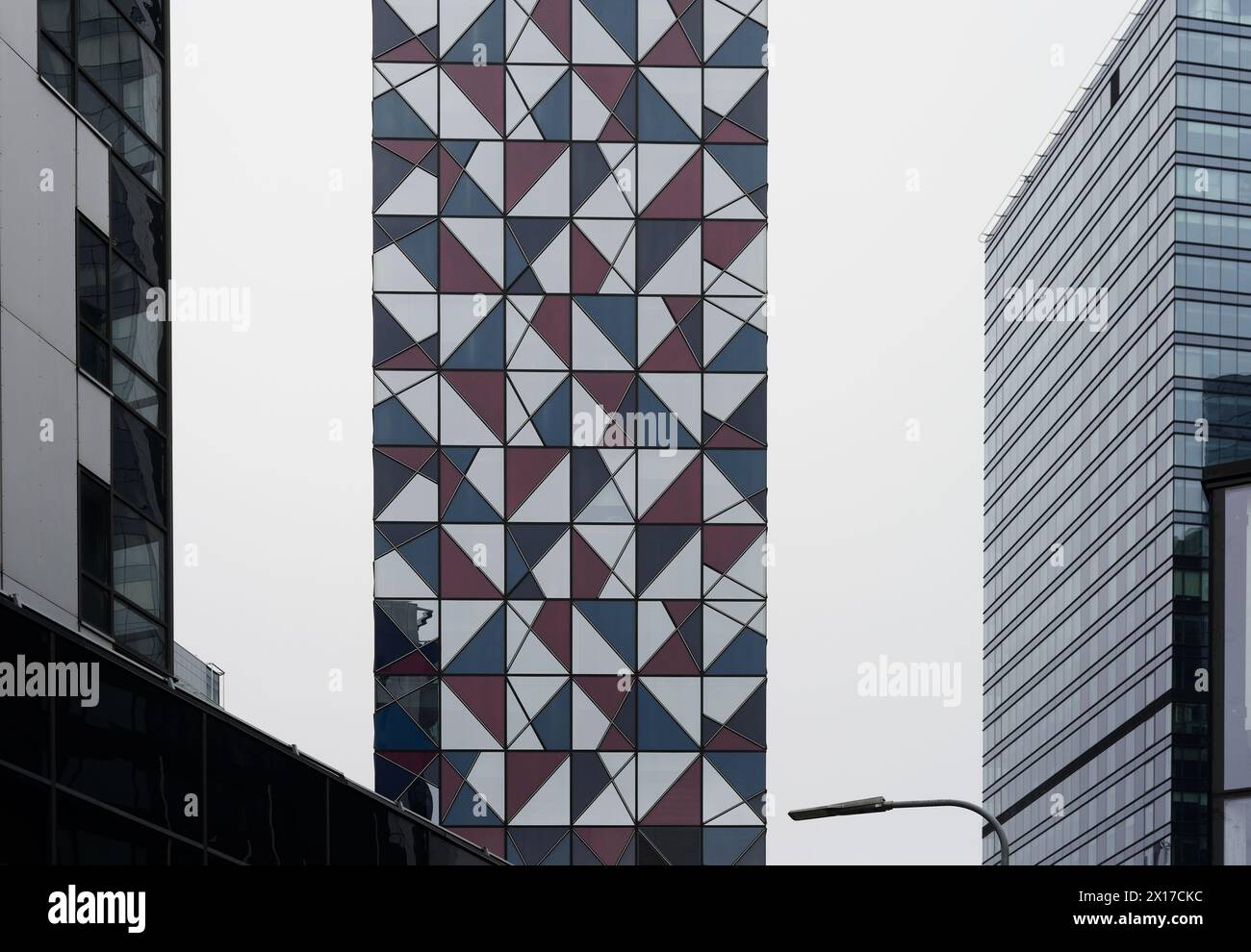 Moderni edifici per uffici sullo sfondo del cielo a luce del nord a Tallinn, Estonia Foto Stock