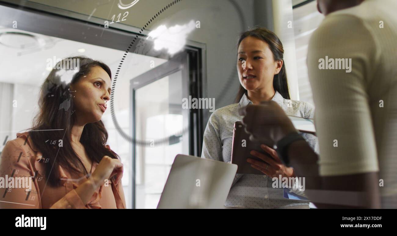 Immagine dell'elaborazione dei dati e di tutto il mondo di persone diverse che parlano in ufficio Foto Stock