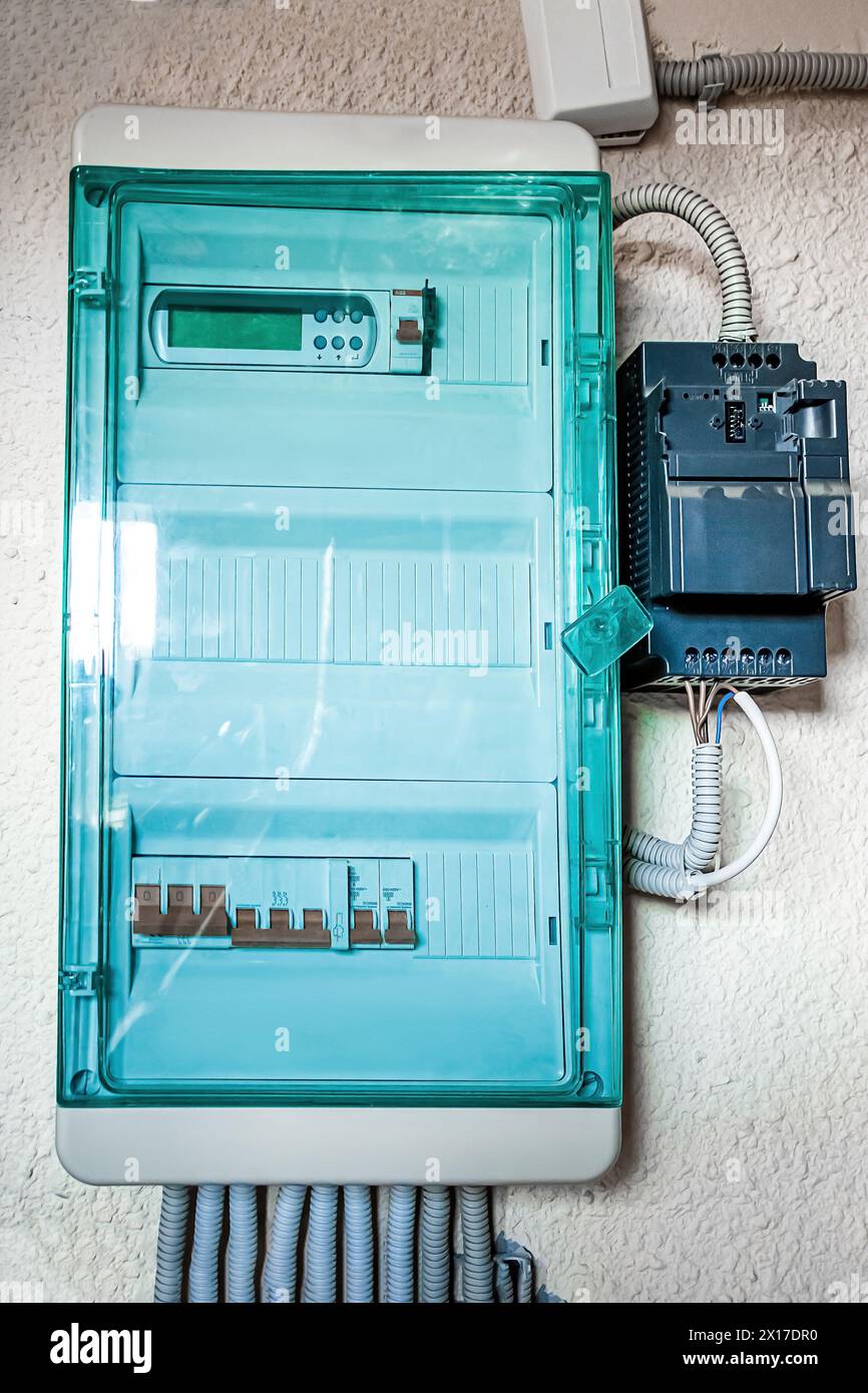 Ampio pannello di distribuzione elettrica sulla parete. Quadro di tensione con interruttori automatici. Costruzione e ristrutturazione di edifici. Test moderni e Foto Stock