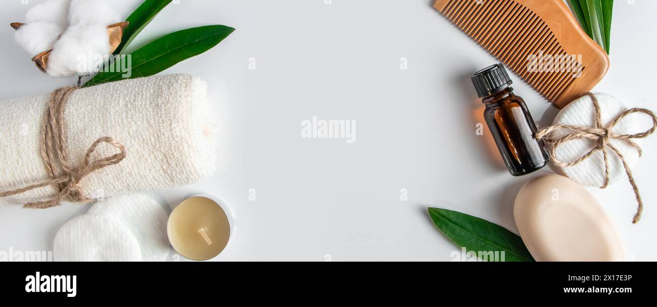 Accessori Spa per la cura del corpo su sfondo bianco. Asciugamano, spazzola per capelli, olio essenziale. Concetto di prodotti cosmetici. Composizione della disposizione piatta. Spazio copia, banner fo Foto Stock