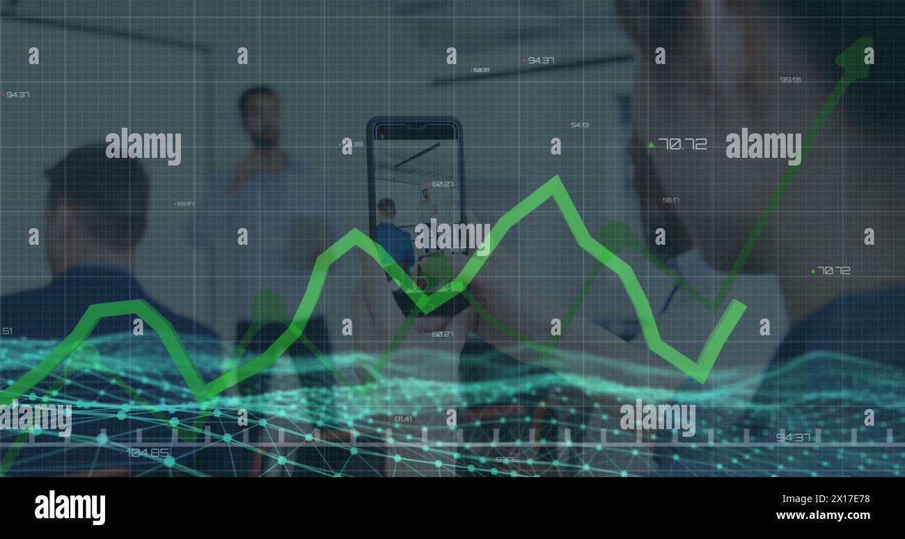 Immagine della linea verde e dell'elaborazione dei dati finanziari rispetto al personale aziendale in ufficio Foto Stock
