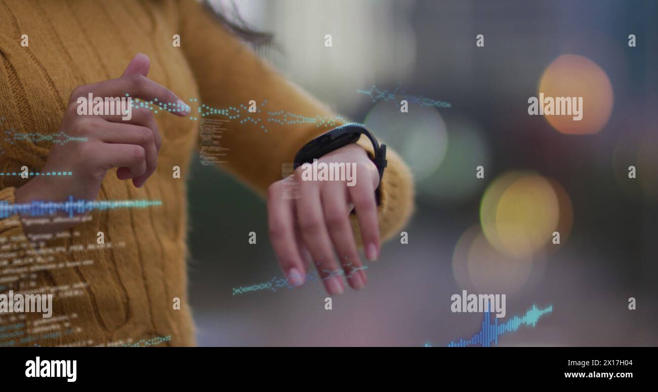 Immagine dell'elaborazione dei dati su una donna birazziale che utilizza uno smartwatch Foto Stock