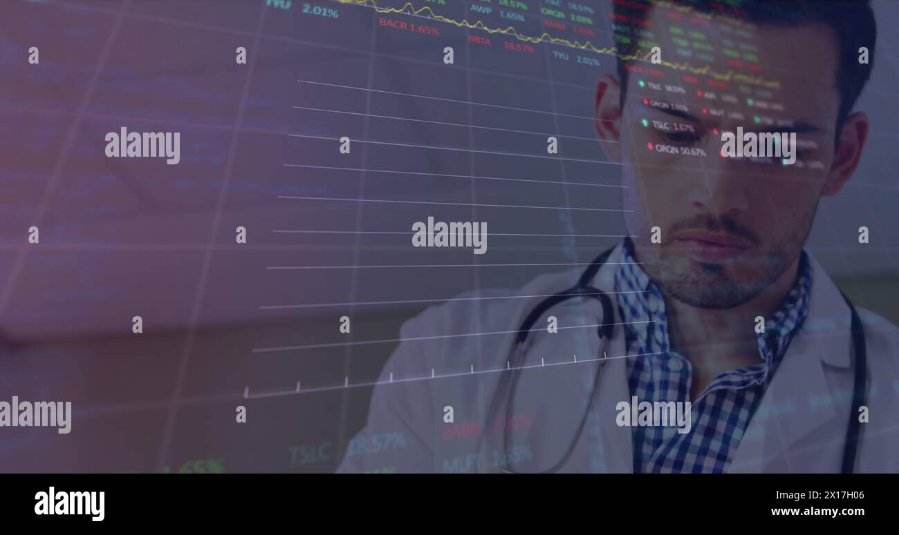 Immagine dell'elaborazione dei dati su un medico maschile caucasico Foto Stock