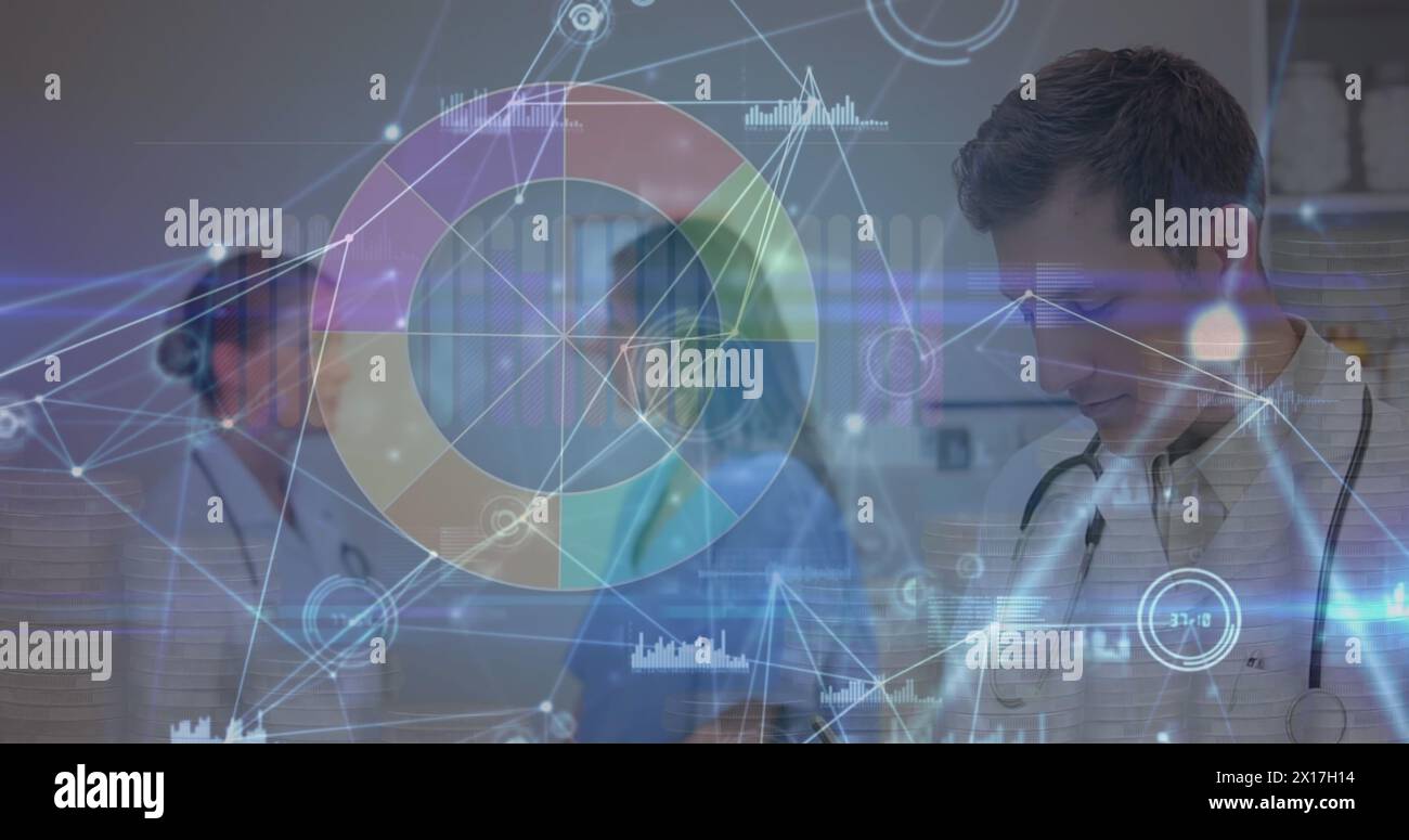 Immagine dell'elaborazione dei dati su medici caucasici che parlano Foto Stock