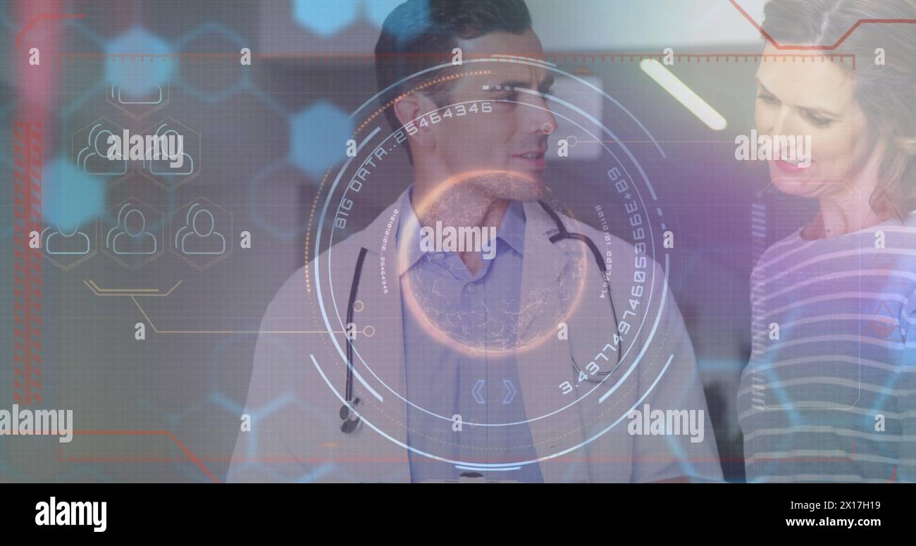 Immagine dell'elaborazione dei dati su un medico di sesso maschile caucasico con paziente Foto Stock