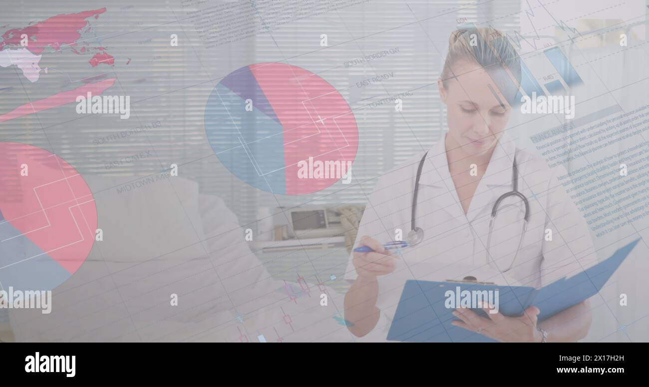 Immagine dell'elaborazione dei dati su una donna caucasica che scrive un medico Foto Stock