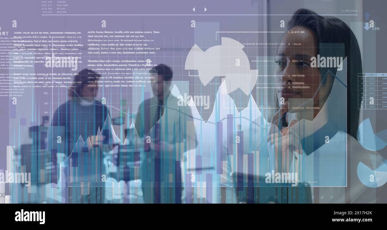 Immagine dell'elaborazione dei dati da parte di diversi dipendenti aziendali in ufficio Foto Stock