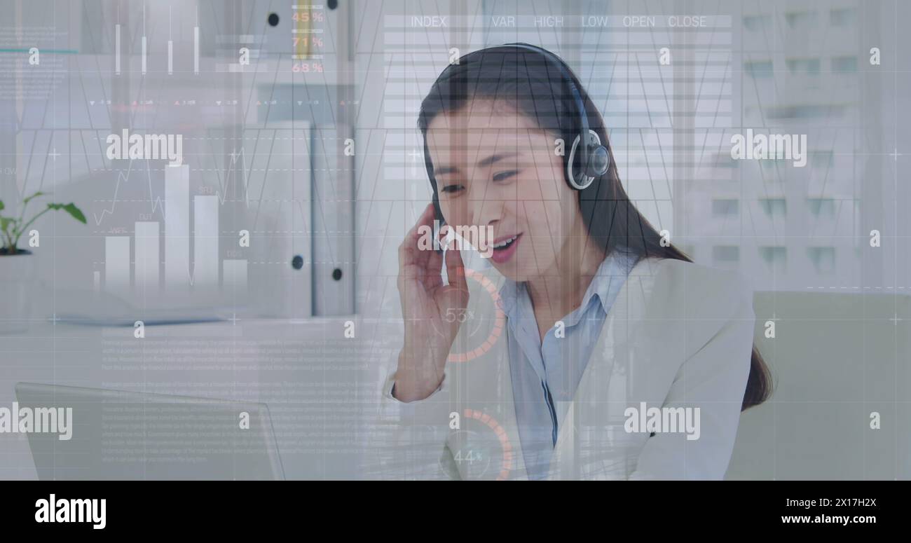 Immagine del trattamento dei dati su una donna d'affari asiatica in ufficio Foto Stock