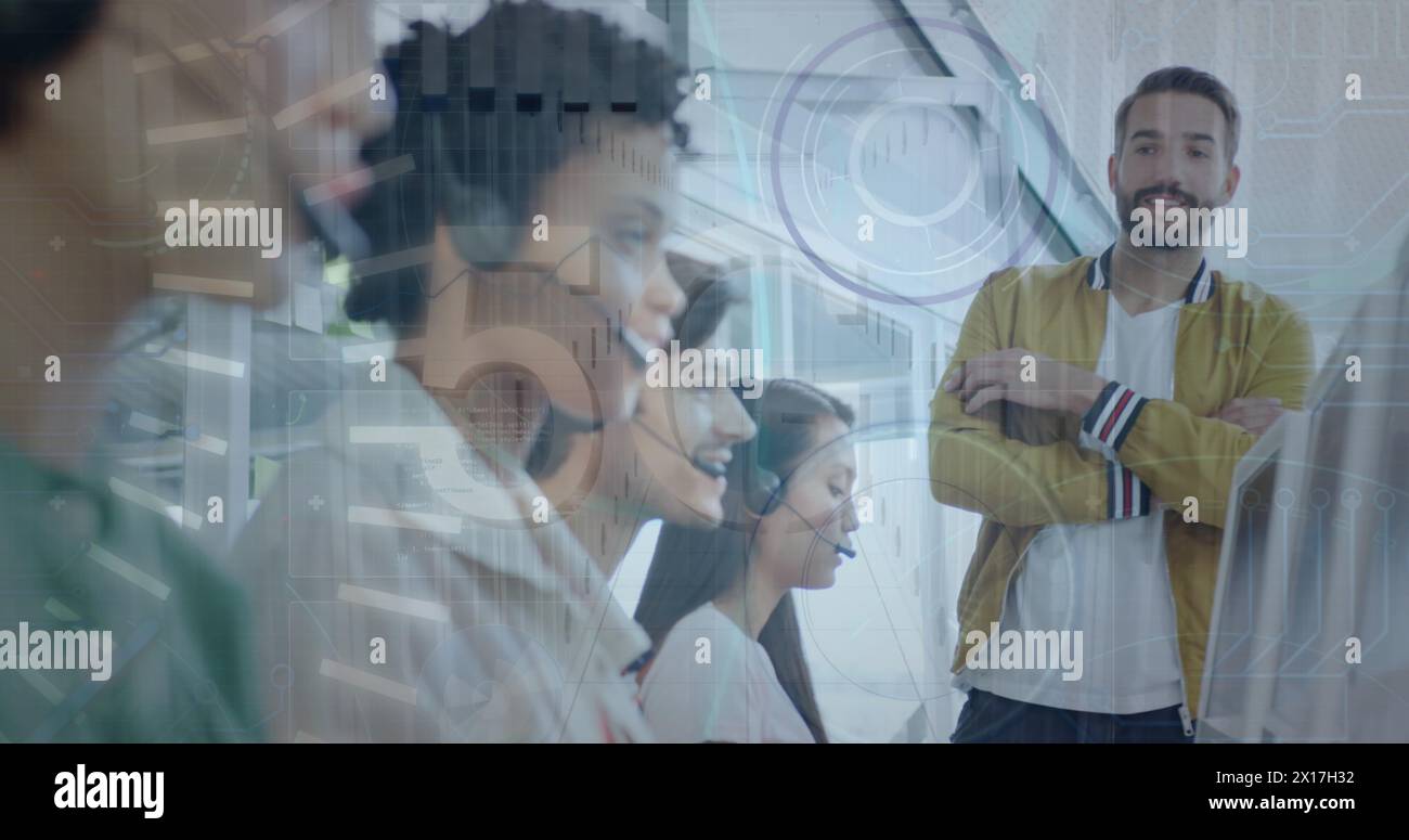 Immagine dell'elaborazione dei dati da parte di diversi dipendenti aziendali in ufficio Foto Stock