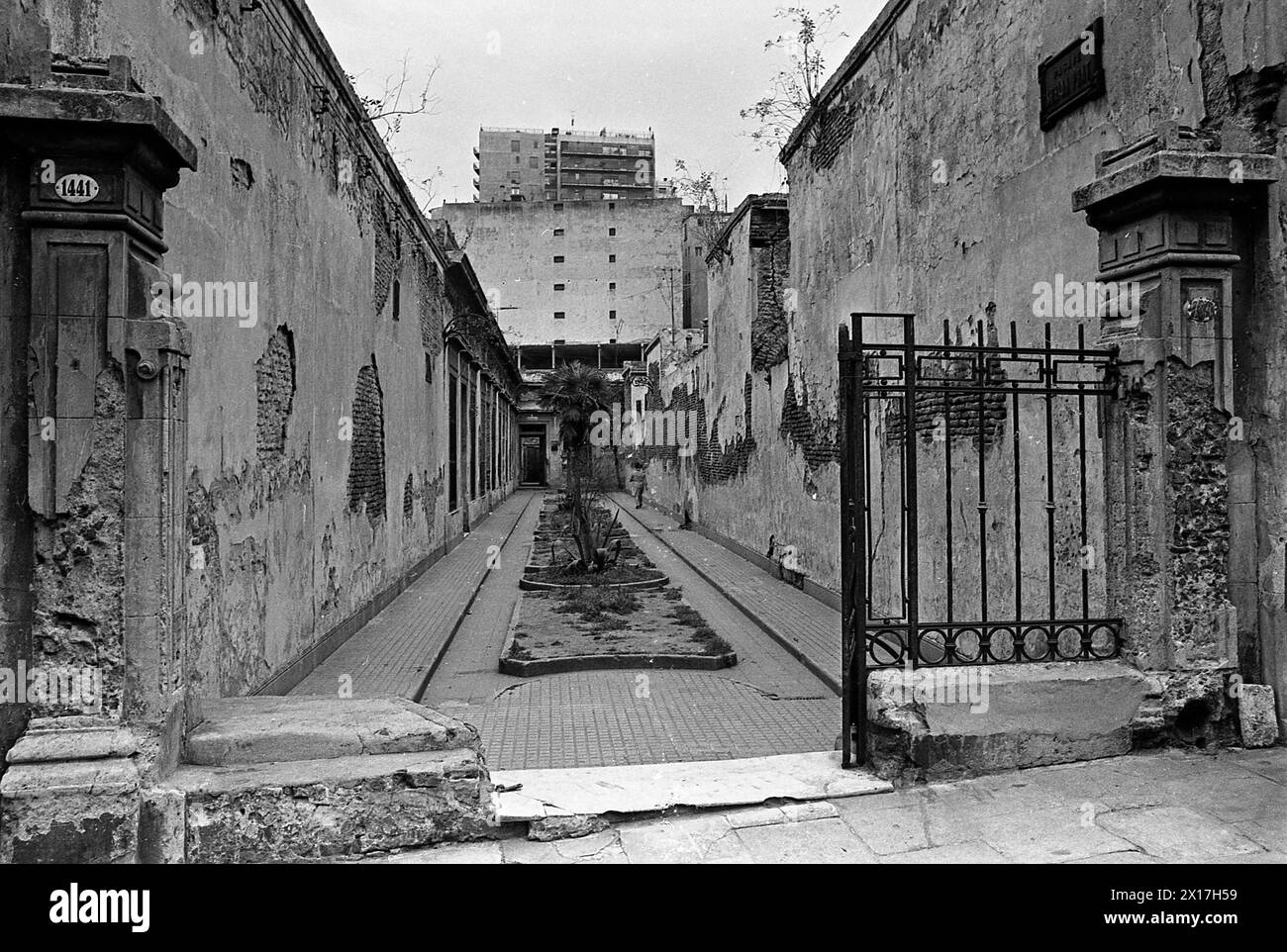 Buenos Aires, quartiere San Telmo, quartiere vecchio, via con recinzione, Argentina, 7 dicembre, 1970. Foto Stock