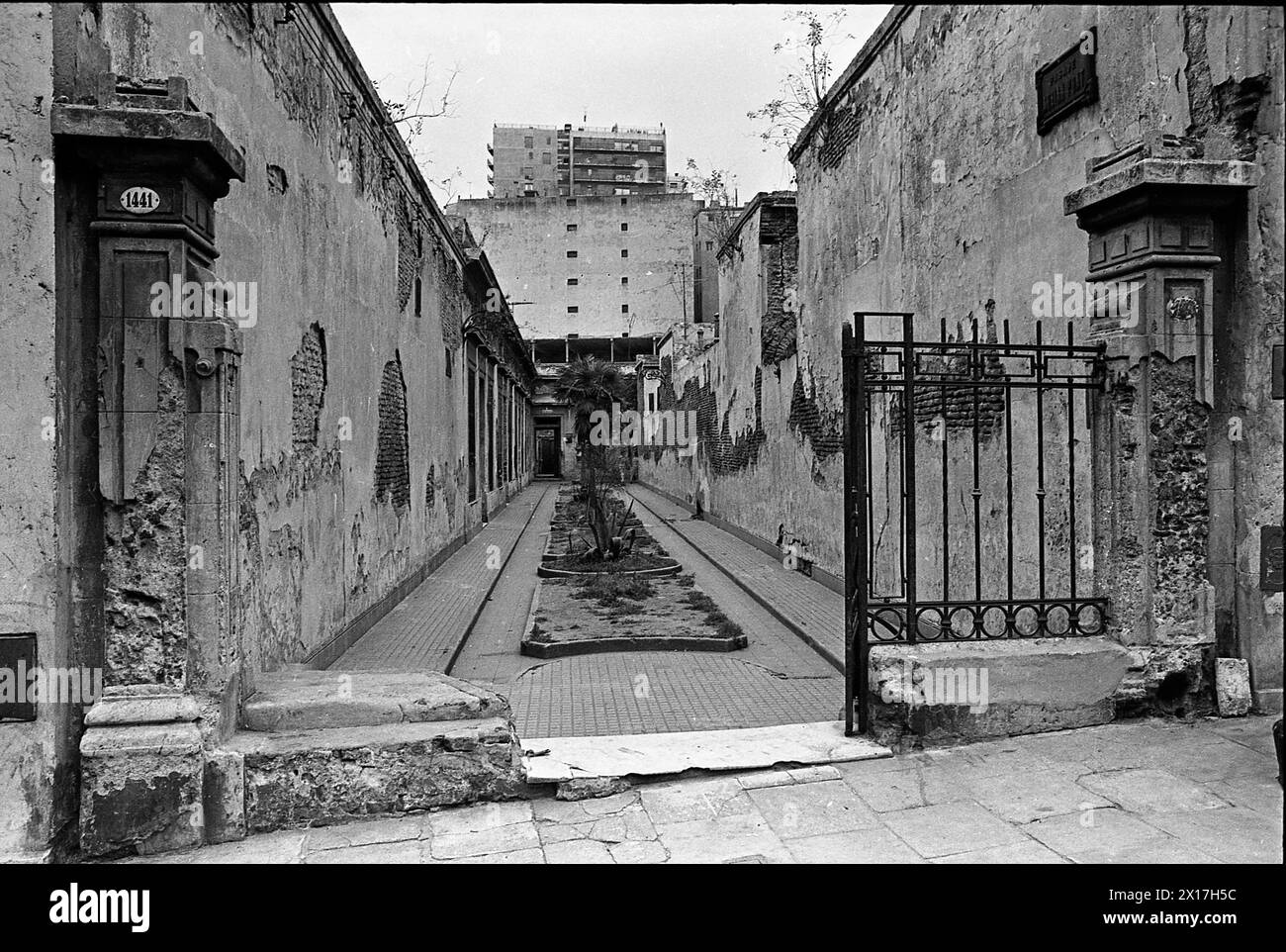 Buenos Aires, quartiere San Telmo, quartiere vecchio, via con recinzione, Argentina, 7 dicembre, 1970. Foto Stock