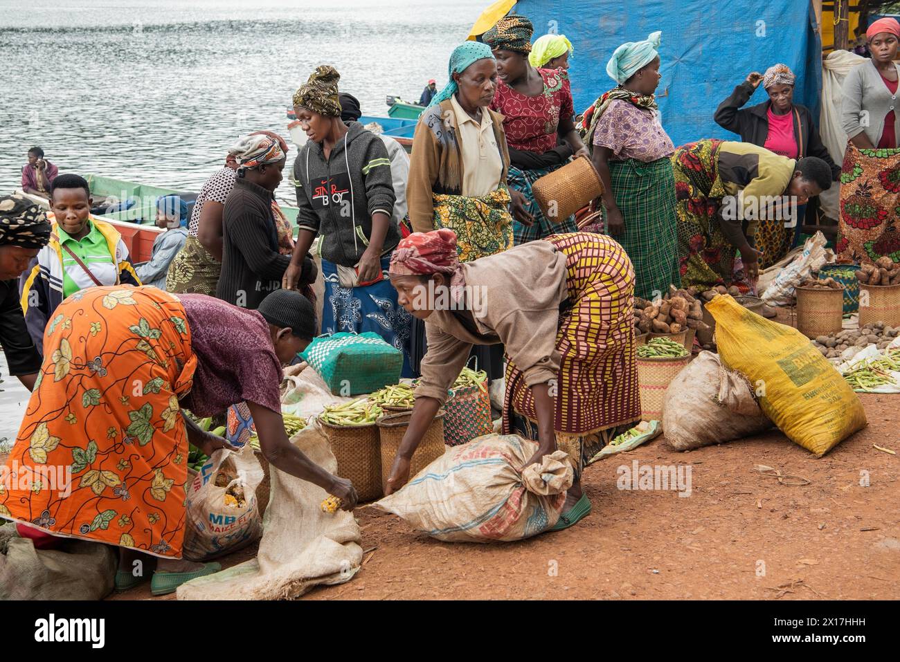 Sulla riva del lago Bunyonyi, nel sud dell'Uganda, ogni venerdì si tiene un vivace mercato locale. Molti commercianti della zona vengono a vendere i loro prodotti. Foto Stock