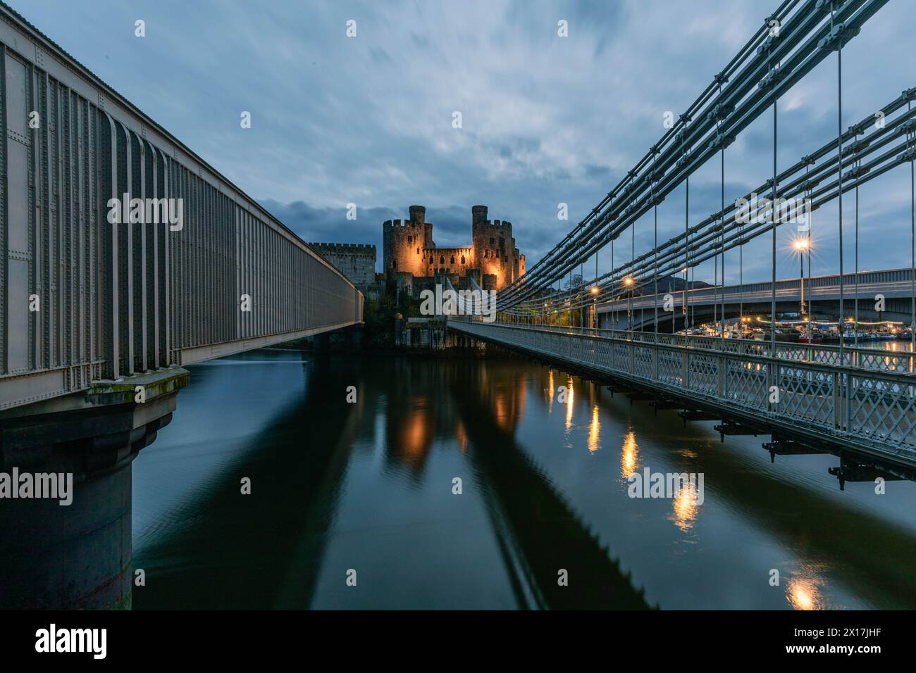 Il castello di Conway (Castell Conwy) e il ponte sospeso progettato da Thomas Telford. Foto Stock