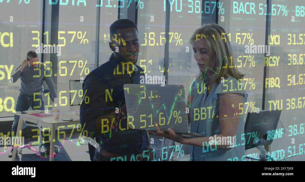 Immagine delle statistiche e dell'elaborazione dei dati su diversi dipendenti aziendali che lavorano in ufficio Foto Stock