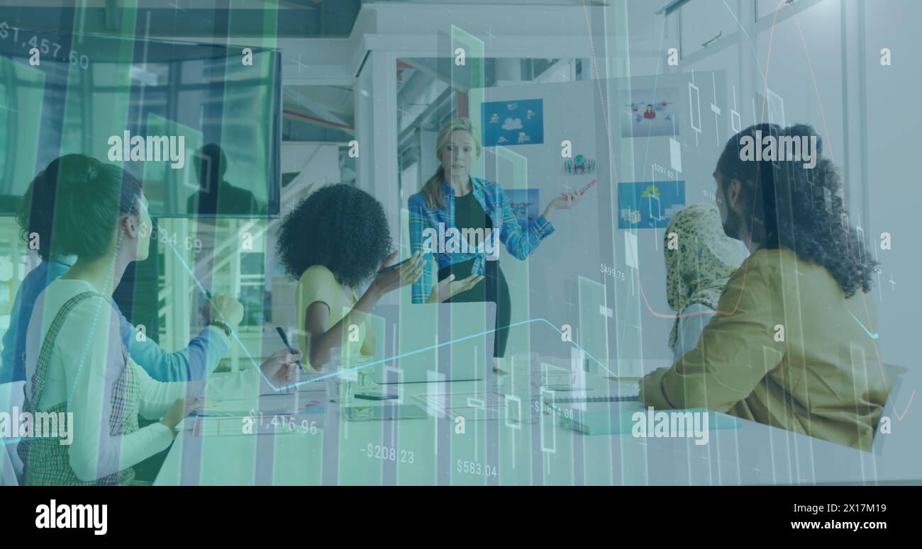 Immagine di grafici e numeri su diversi colleghi che discutono idee in ufficio Foto Stock