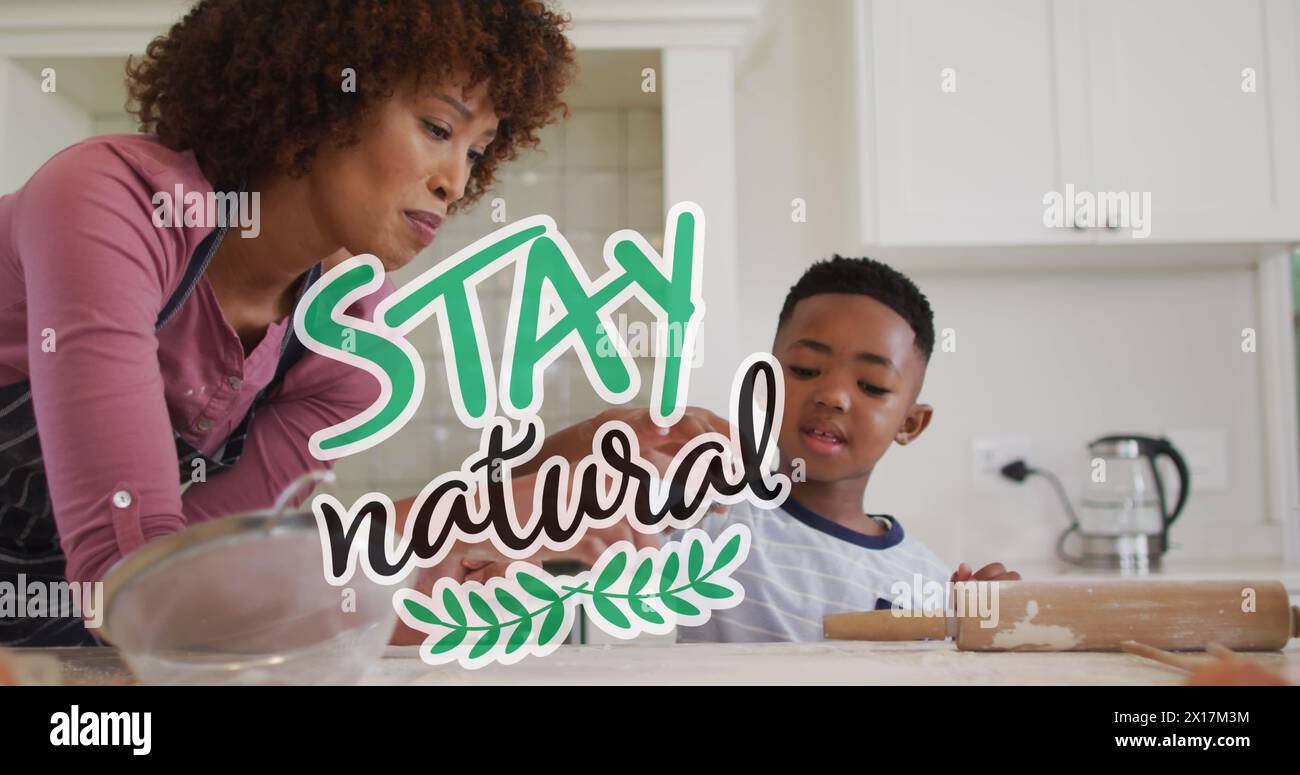 Immagine di soggiorno testo naturale su felice madre e figlio afroamericani cucinare a casa Foto Stock