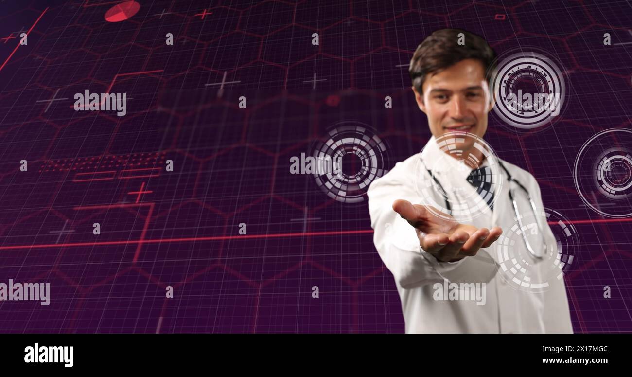 Immagine del medico maschile caucasico con cerchi di lavorazione su sfondo viola con esagoni Foto Stock