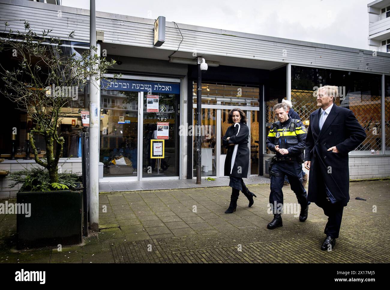 AMSTERDAM - Re Willem-Alexander dopo una conversazione con un negoziante ebreo su come la situazione a Gaza e Israele influisca sulla vita quotidiana nei Paesi Bassi. La visita è nata da precedenti conversazioni tra la coppia reale nella residenza ufficiale del sindaco Femke Halsema con allenatori di strada e giovani lavoratori provenienti da vari quartieri di Amsterdam e con persone con un background palestinese, ebraico e islamico da Amsterdam sul conflitto in Medio Oriente. PISCINA ANP KOEN VAN WEEL paesi bassi fuori - belgio fuori Foto Stock