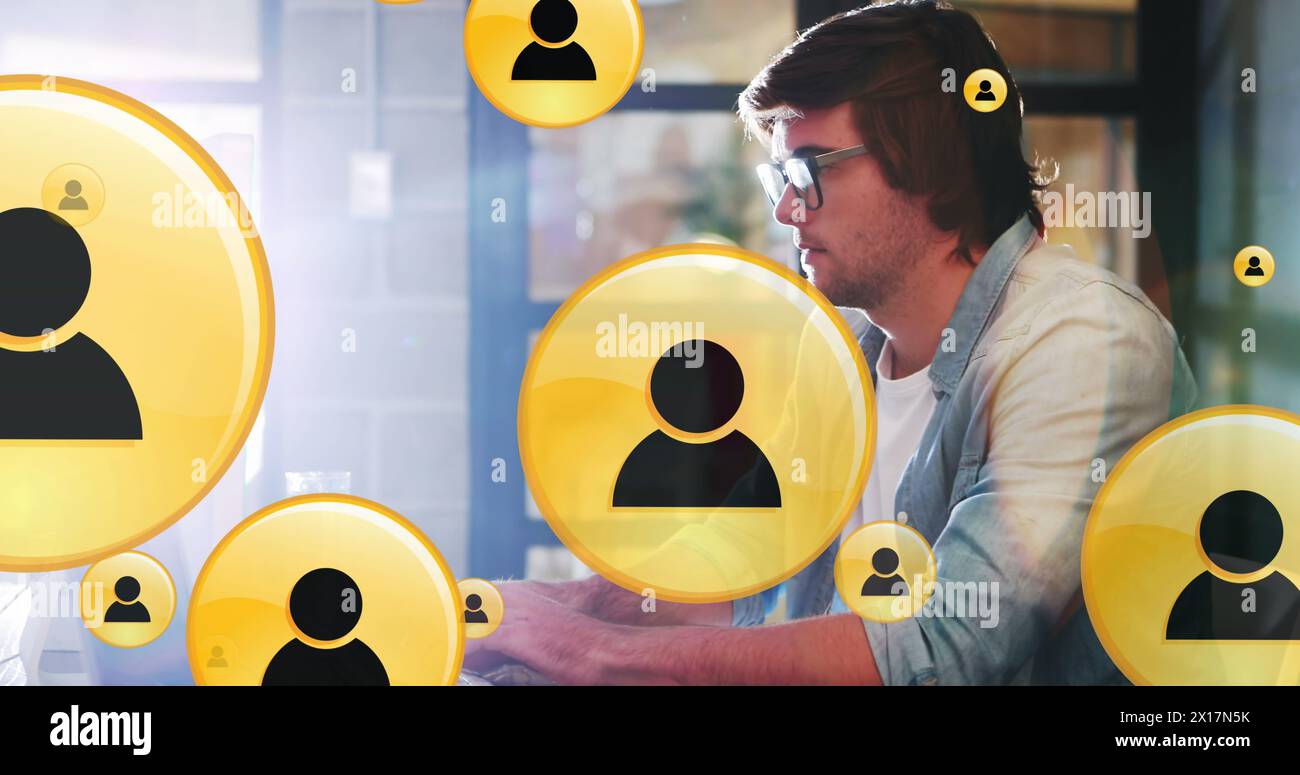 Immagine di più icone di profilo sul programmatore caucasico frustrato per l'impossibilità di decifrare il codice Foto Stock