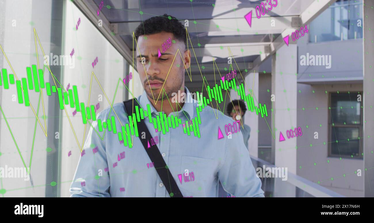 Immagine di più grafici con numeri che cambiano, uomo birazziale con borsa che cammina nel corridoio Foto Stock